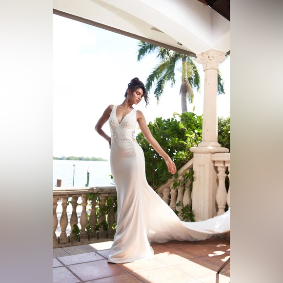 Essence of Australia wedding gown - Picture 4 of 4